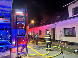 Hasiči likvidovali požár podkroví rodinného domu ve Chválkovicích. Jeden z nich se zranil v obličeji