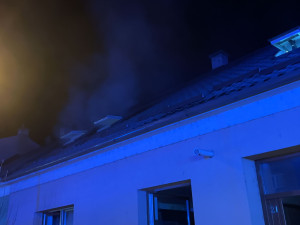 Hasiči likvidovali požár podkroví rodinného domu ve Chválkovicích. Jeden z nich se zranil v obličeji