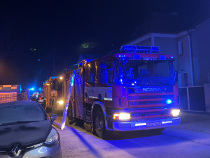 Hasiči likvidovali požár podkroví rodinného domu ve Chválkovicích. Jeden z nich se zranil v obličeji