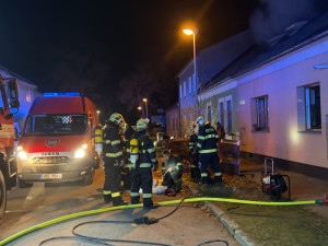 Hasiči likvidovali požár podkroví rodinného domu ve Chválkovicích. Jeden z nich se zranil v obličeji
