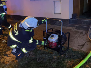 Hasiči likvidovali požár podkroví rodinného domu ve Chválkovicích. Jeden z nich se zranil v obličeji