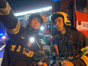 Hasiči likvidovali požár podkroví rodinného domu ve Chválkovicích. Jeden z nich se zranil v obličeji