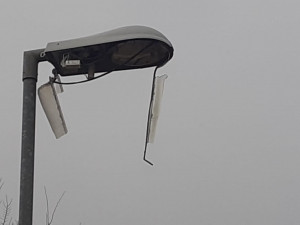 Vandalové v noci zdemolovali lampy na cyklostezce u Litovle. Město hledá svědky