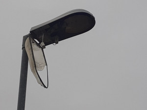 Vandalové v noci zdemolovali lampy na cyklostezce u Litovle. Město hledá svědky