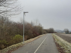 Vandalové v noci zdemolovali lampy na cyklostezce u Litovle. Město hledá svědky