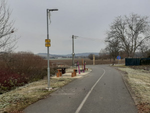 Vandalové v noci zdemolovali lampy na cyklostezce u Litovle. Město hledá svědky