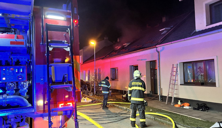 Hasiči likvidovali požár podkroví rodinného domu ve Chválkovicích. Jeden z nich se zranil v obličeji