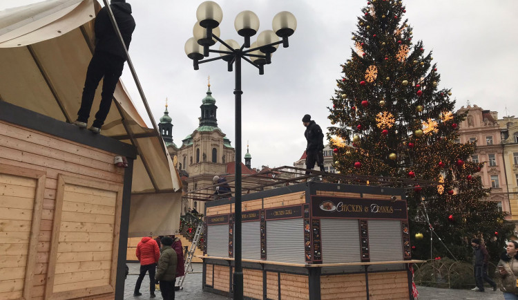 Provozovatelé odváží stánky ze Staromáku. Zoufalá situace, říkají