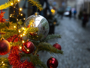 FOTOGALERIE: Uličku v centru Olomouce rozzářily vánoční stromky