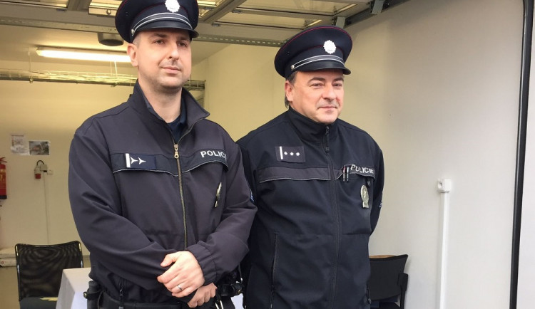 Mokré oblečení ho ve studené vodě táhlo dolů. Policista s kolegou vytáhli z řeky ženu a dítě