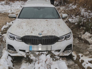 Policisté museli střílet na pronásledované BMW. Honička skončila na kraji Olomouce