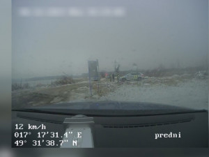 Policisté museli střílet na pronásledované BMW. Honička skončila na kraji Olomouce