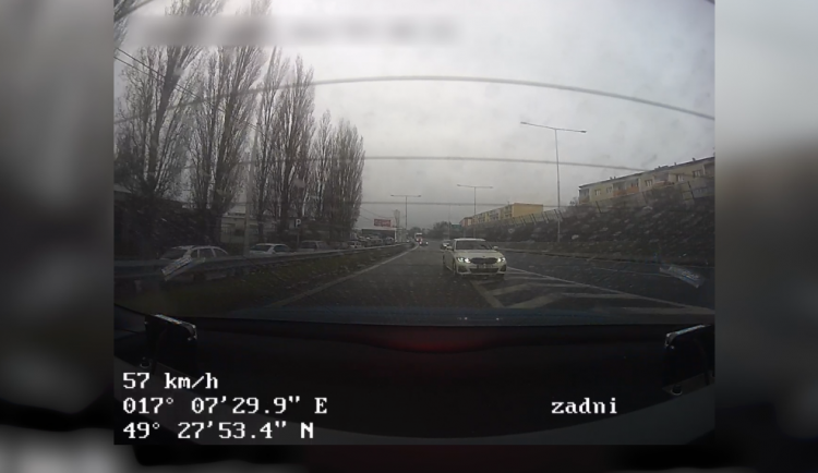 Záběr z policejní kamery ze začátku pronásledování