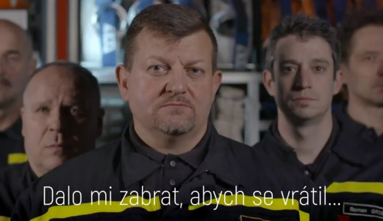 Snímek z klipu Hasičského záchranného sboru České republiky