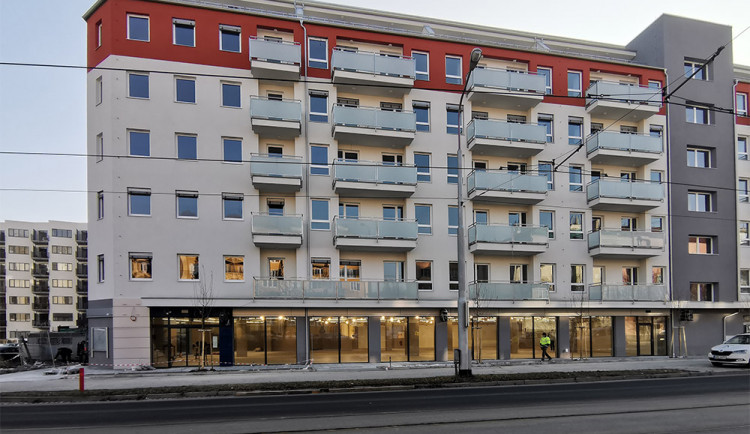 Prodejna Lidlu v přízemí bytového domu Zlaté terasy je před dokončením