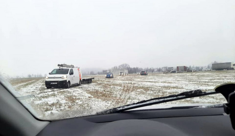 Řidiči během uzavírky úseku silnice u Chomoutova měli objízdnou trasu přes pole