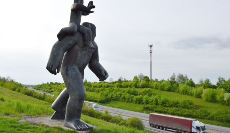 Socha svatého Kryštofa u dálnice D35 před poškozením zloději