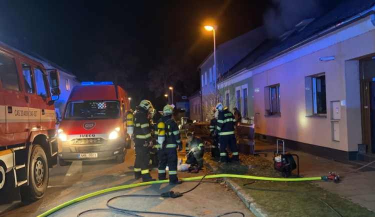 Při požáru v Olomouci - Chválkovicích zasahovaly čtyři jednotky hasičů