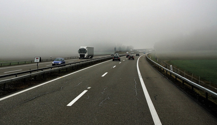 Řidič náklaďáku před sebou hrnul další auta. Nehoda omezila provoz na D35 u Olomouce