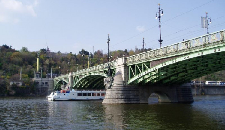 Hydry na Čechově mostě budou chrlit vodu. Město připravuje rekonstrukci stavby