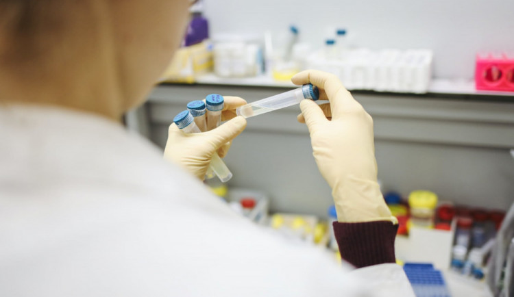 Kraj zajistil pro desítku škol PCR testy. Chce přesnější přehled o nákaze
