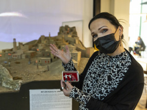 Finská zpěvačka Tarja Turunen měla v olomoucké obchodní galerii Šantovka autogramiádu, předtím vkládala figurky do největšího mechanického betlému u nás