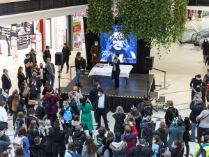 Finská zpěvačka Tarja Turunen měla v olomoucké obchodní galerii Šantovka autogramiádu, předtím vkládala figurky do největšího mechanického betlému u nás
