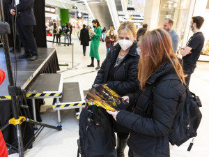 Finská zpěvačka Tarja Turunen měla v olomoucké obchodní galerii Šantovka autogramiádu, předtím vkládala figurky do největšího mechanického betlému u nás
