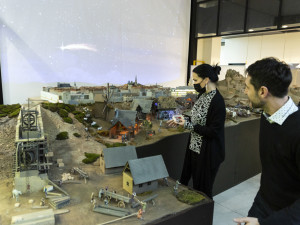 Finská zpěvačka Tarja Turunen měla v olomoucké obchodní galerii Šantovka autogramiádu, předtím vkládala figurky do největšího mechanického betlému u nás