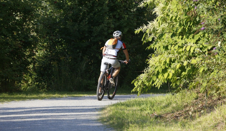Opilý cyklista nedal přednost motorkáři, který se vážně zranil. Léčit se bude tři měsíce