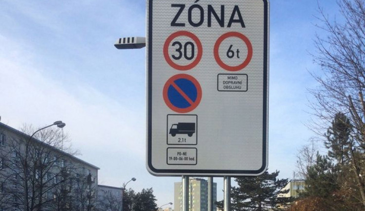 Nákladní vozidla nad 2,1 tuny nesmí v noci parkovat v části olomoucké čtvrti Neředín