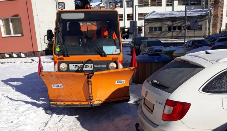 Úklid sněhu v šumperské ulici Evaldova