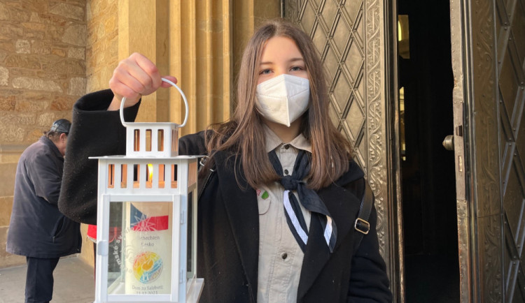 Betlémské světlo převzali na hranicích s Rakouskem skauti a skautky z Brna