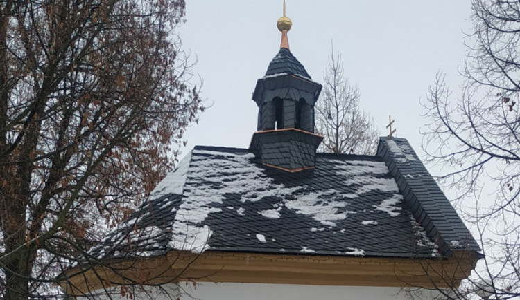 Kaple svatého Jana Nepomuckého v olomoucké části Hejčín má novou střechu