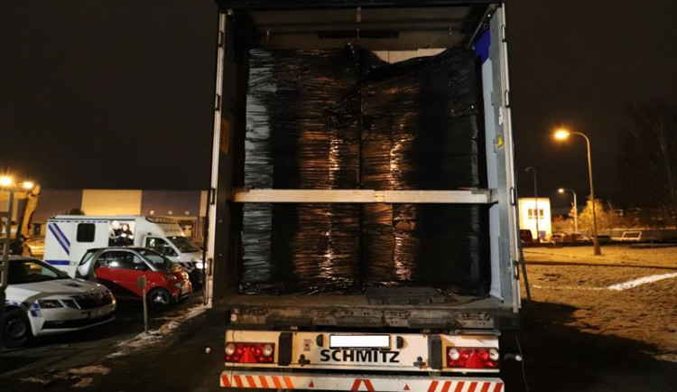 Rekordní záchyt. Pražští celníci odhalili v rumunských kamionech téměř 21 milionů cigaret