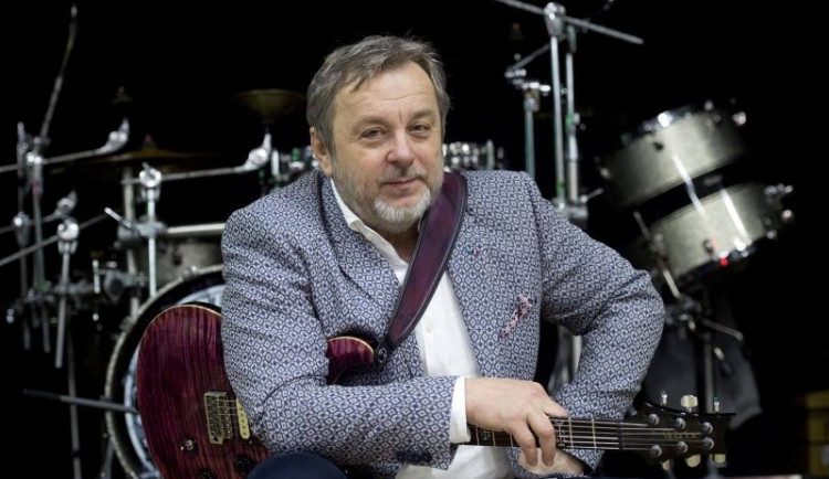 Šumperský dům kultury přivítá asistenta  Freddieho Mercuryho, Michal Pavlíček nebo skupinu Jelen