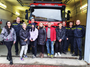 Mladík přežil hrůzostrašnou nehodu. Poděkoval za to šternberským hasičům a přinesl jim čokoládový dort