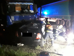 Mladík přežil hrůzostrašnou nehodu. Poděkoval za to šternberským hasičům a přinesl jim čokoládový dort