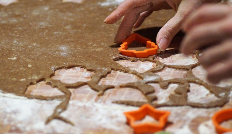 size3-1639938622963-231-zeny-behem-svatku-vice-podlehaji-stresu-casteji-se-take-zrani-treba-pri-peceni-cukrovi