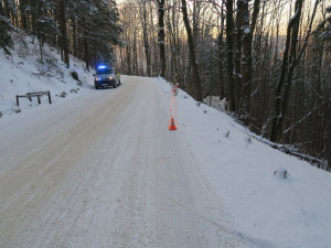 Řidička vyvázla z hrozivé nehody bez zranění. Dodávka sjela ze srázu a otočila se na střechu