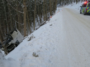Řidička vyvázla z hrozivé nehody bez zranění. Dodávka sjela ze srázu a otočila se na střechu