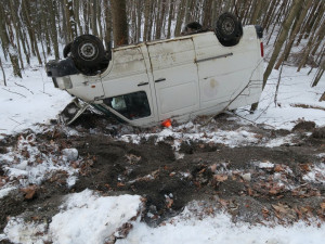 Řidička vyvázla z hrozivé nehody bez zranění. Dodávka sjela ze srázu a otočila se na střechu