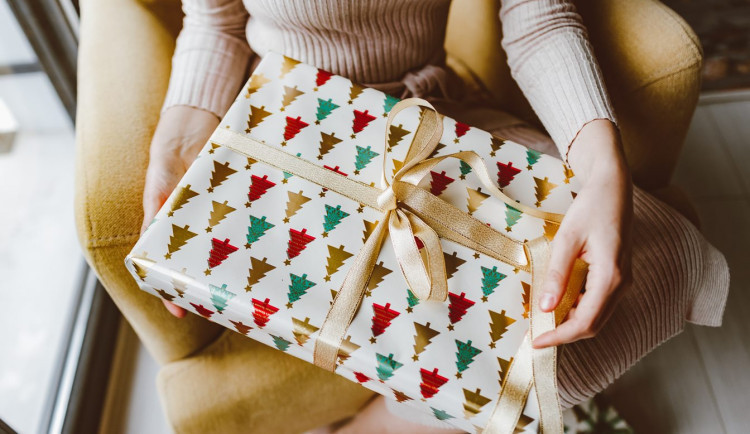 size3-16402919507488-152-vanocni-darky-nenosi-jen-jezisek-a-santa-claus-kdo-nadeluje-treba-ve-finsku