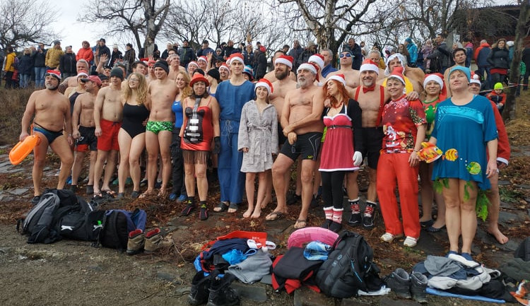 Otužilci se po osmatřicáté ponořili do Plumlovské přehrady. Voda měla jeden stupeň