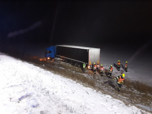 Hasiči měli v Olomoucké kraji přes Vánoce na pilno. Zachraňovali i labuť nebo hasili saunu