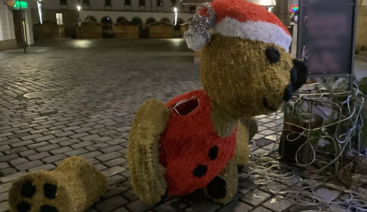 Poškozená dekorace vánočního medvěda na Dolním náměstí v Olomouci