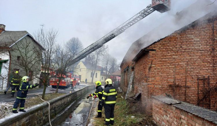 Požár kotelny ve Výklekách způsobil škodu půl milionu. Jeden hasič se při zásahu zranil