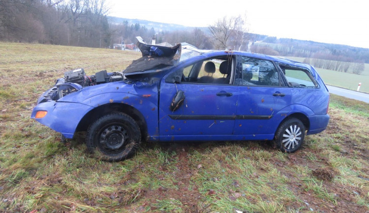 Muž se zákazem řízení a dvěma promile najel do příkopu. Auto skončilo na střeše