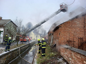 Požár kotelny ve Výklekách způsobil škodu půl milionu. Jeden hasič se při zásahu zranil