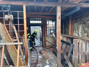 Požár kotelny ve Výklekách způsobil škodu půl milionu. Jeden hasič se zranil